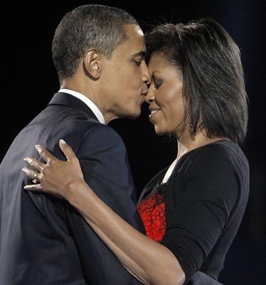 Barack Obama líbá svoji enu Michalle Obama.